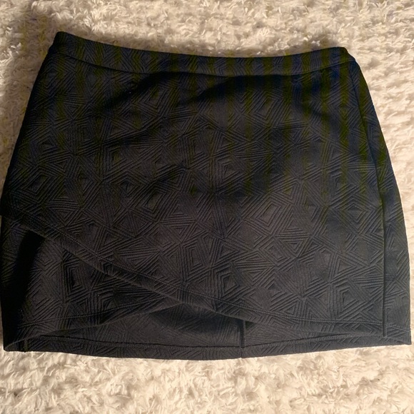 Black mini skirt - Picture 1 of 3